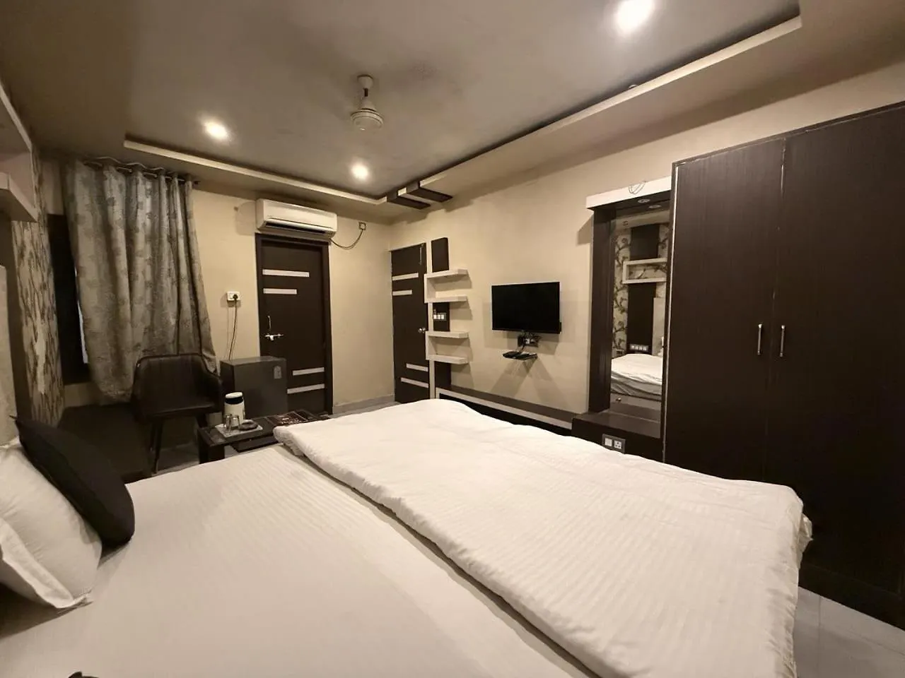 Hotel Rajkamal Palace - Near Kashi Vishwanath Temple Waranasi