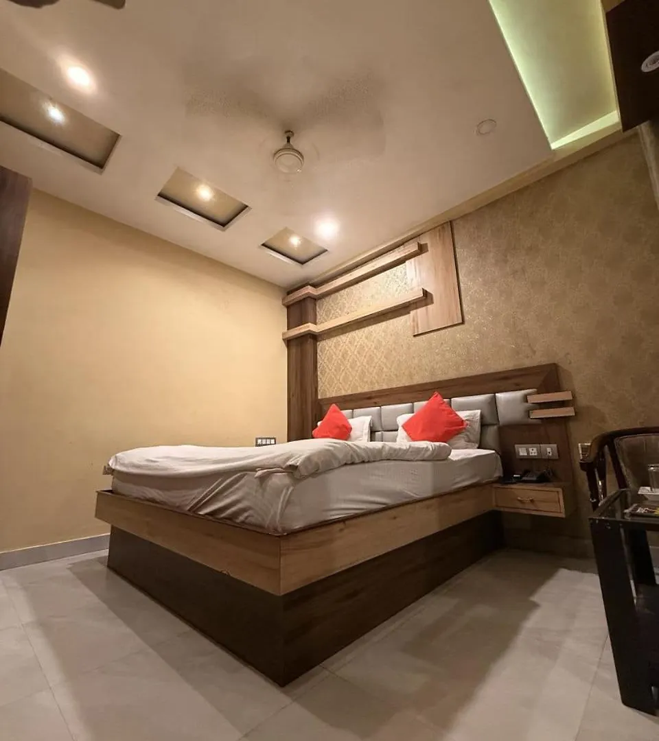 Rajkamal Palace - Near Kashi Vishwanath Temple Waranasi 4*,  Indie